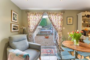 Lounge/Diner- click for photo gallery